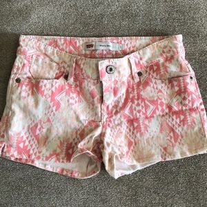 Levi’s printed denim shorty shorts